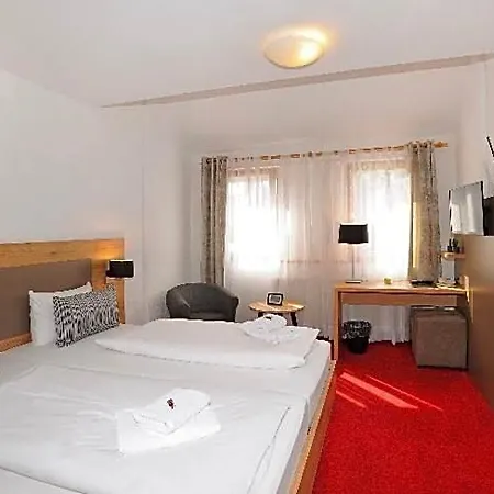 Vico's & Restaurant Hotel 2*